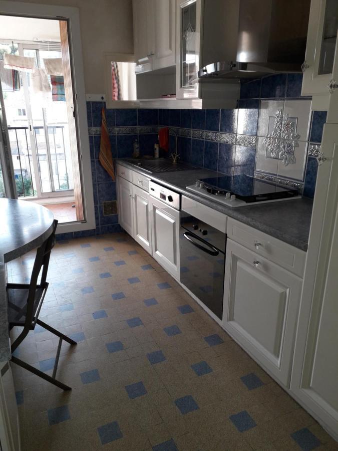 Chambre B2 Dans Un Appartement En Colocation Marseille Luaran gambar